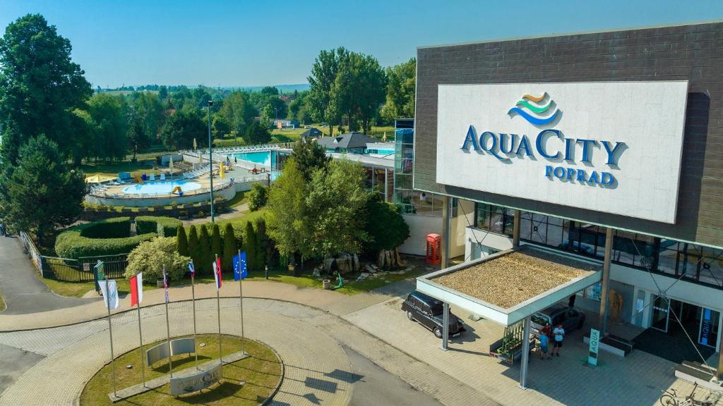 Bazén v ubytování Hotel AquaCity Seasons nebo v jeho okolí