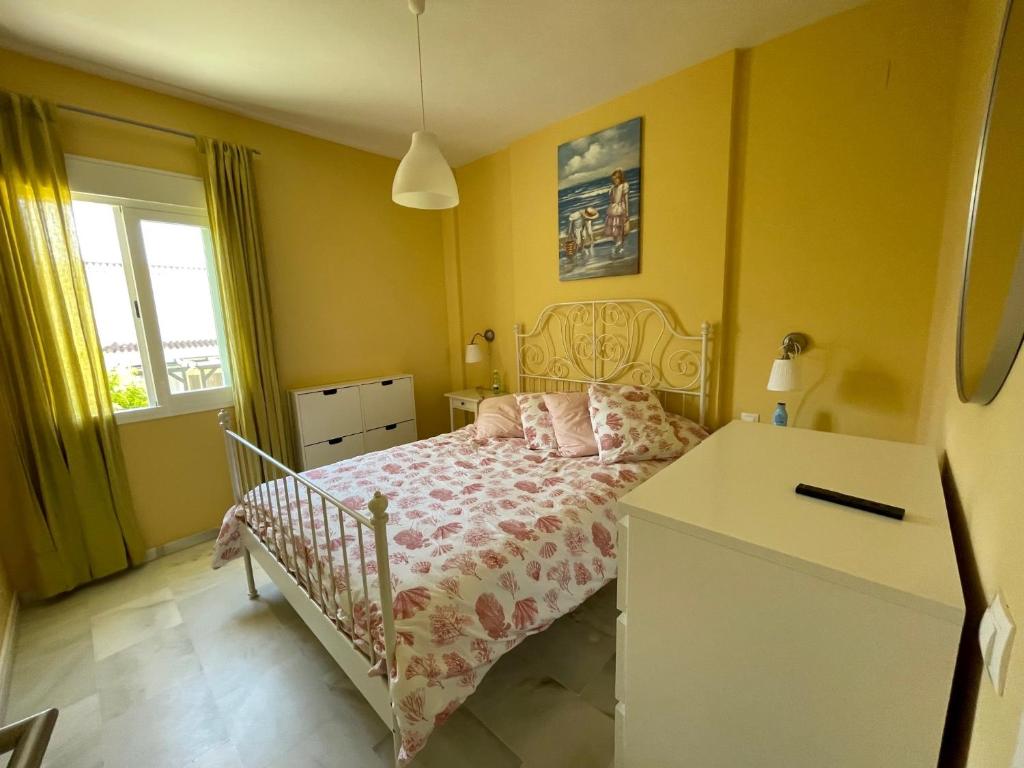 - une petite chambre avec un lit et un bureau dans l'établissement Hochwertiges Haus in wunderschöner Golf Anlage am Meer, à Rota