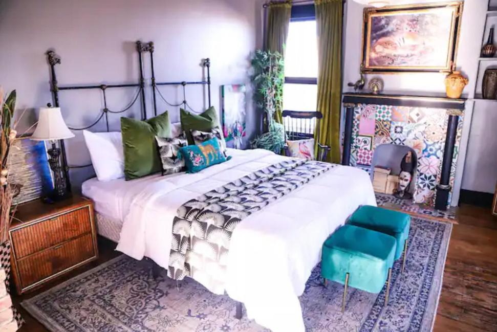 sypialnia z dużym łóżkiem i niebieskim krzesłem w obiekcie Casa Mina #3 Central Rio Grande Historic Dist w mieście El Paso