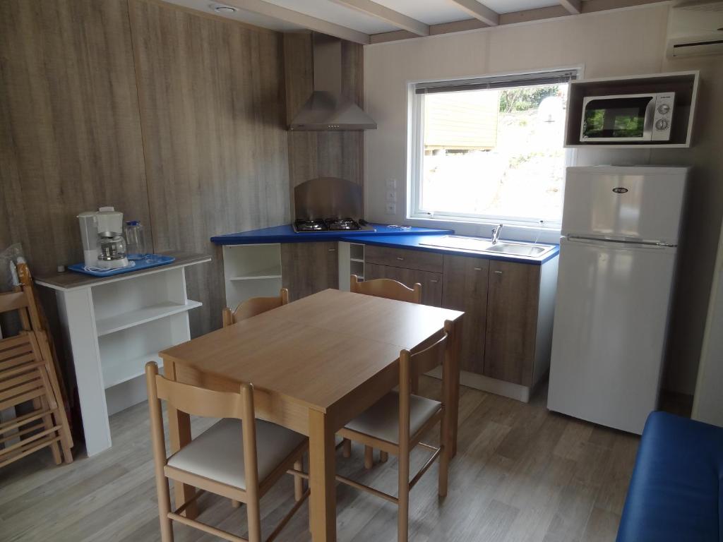 Kuchyň nebo kuchyňský kout v ubytování Camping Le Sagone