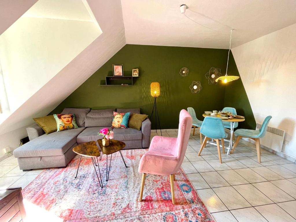una sala de estar con un sofá y una mesa en La Suite Frida, Cosy & Quiet, en Beauvais