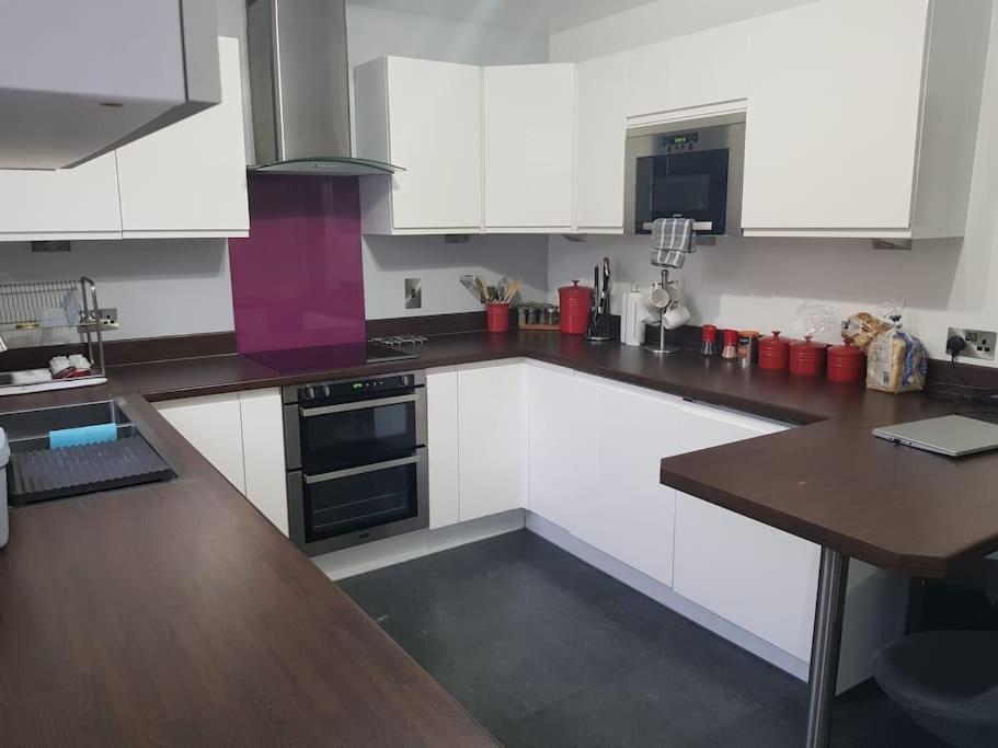 Cozy 2 bedroom house with private parking - Housity