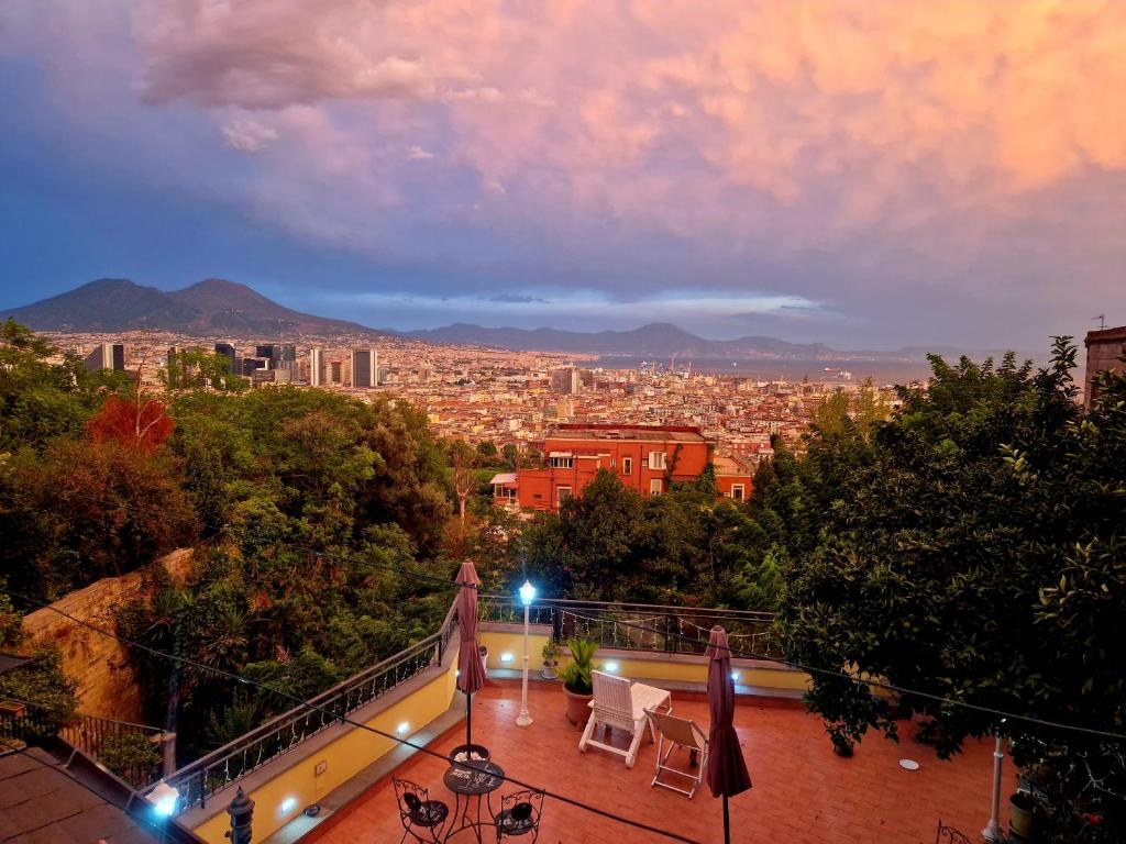 einen Blick auf die Stadt von einem Balkon in der Nacht in der Unterkunft B&B La Veduta in Neapel