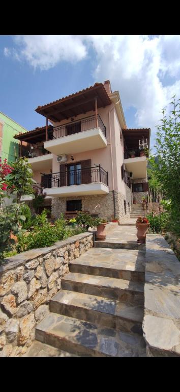 un edificio con escaleras delante de una casa en Panos Luxury Suites en Kalambaka