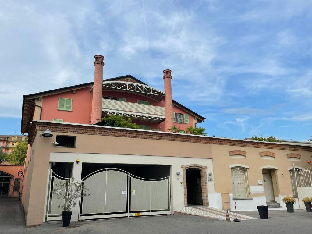 a house with two chimneys on top of a garage at Aury & Ester Casa Vacanze in Crema