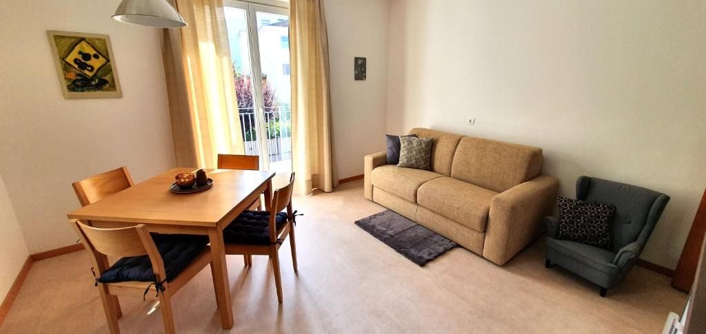 un soggiorno con tavolo e divano di Zweizimmer-Wohnung mit Parkgarage a Naturno