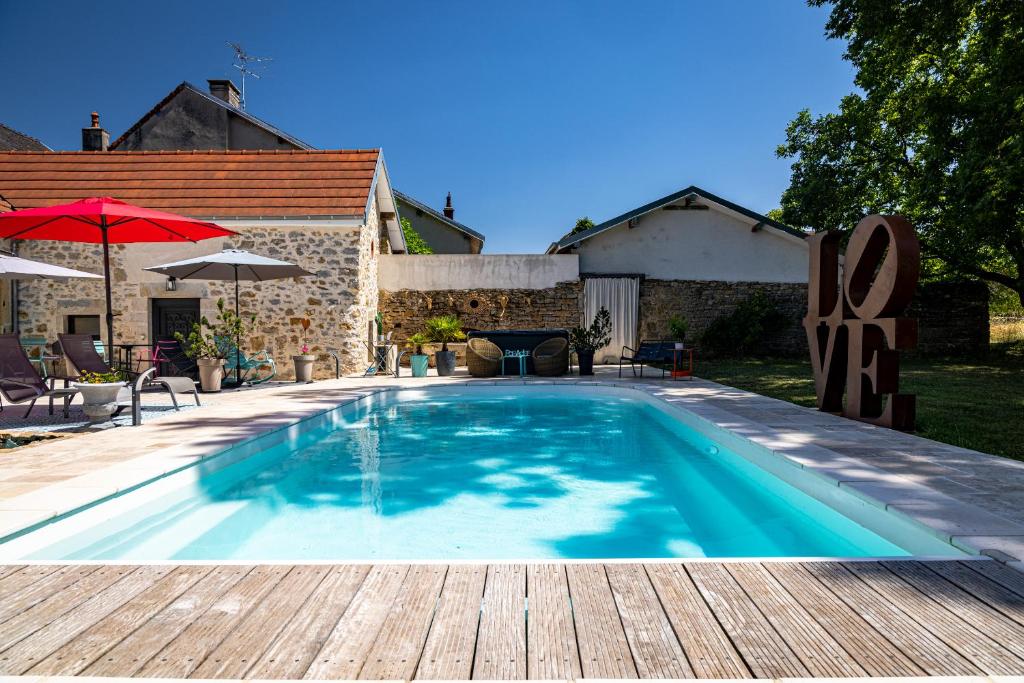 Bazén v ubytování Le 49 Côté Parc & SPA nebo v jeho okolí