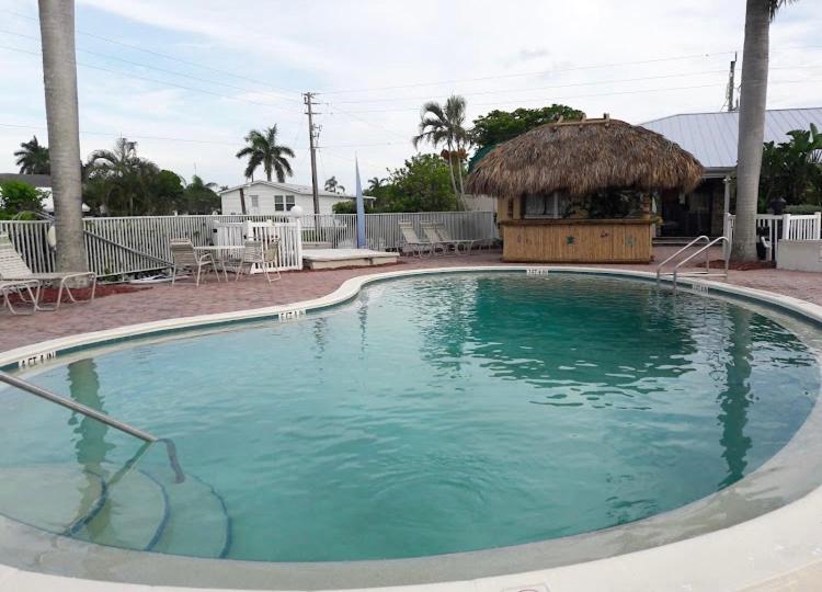 בריכת השחייה שנמצאת ב-NEW Fort Myers Beach RV Resort 2 Bedroom 1 Bath או באזור