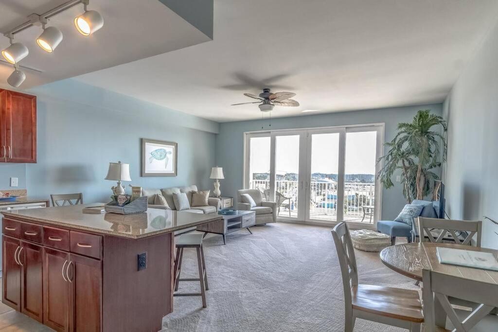 Cozy & Spacious Lake Town condo accommodates 6 - Two-Bedroom Apartment