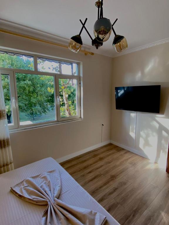 A television and/or entertainment centre at Serenity Apartament