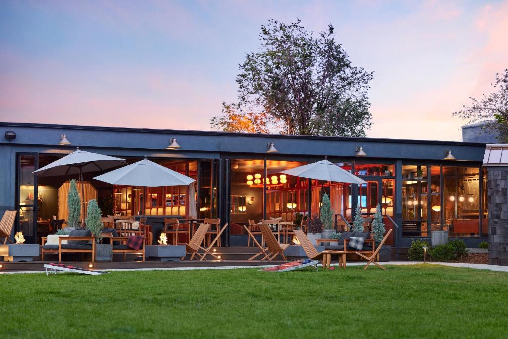 een restaurant met tafels, stoelen en parasols bij High Country Motor Lodge - Near NAU and Downtown in Flagstaff