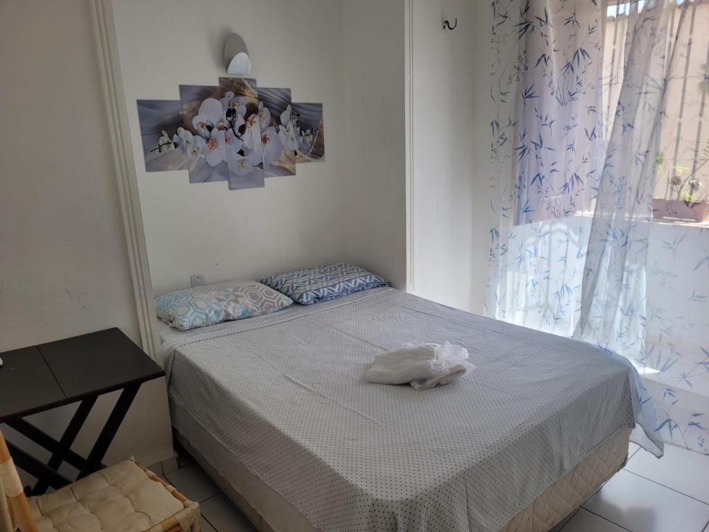 un dormitorio con una cama con un animal de peluche en Hotel Pousada Catarina Mina en São Luís