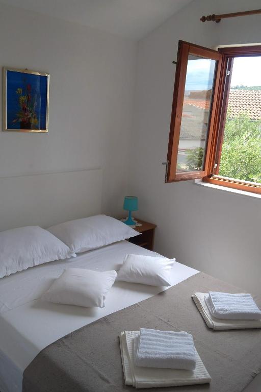 Posteľ alebo postele v izbe v ubytovaní Apartments by the sea Zdrelac, Pasman - 697