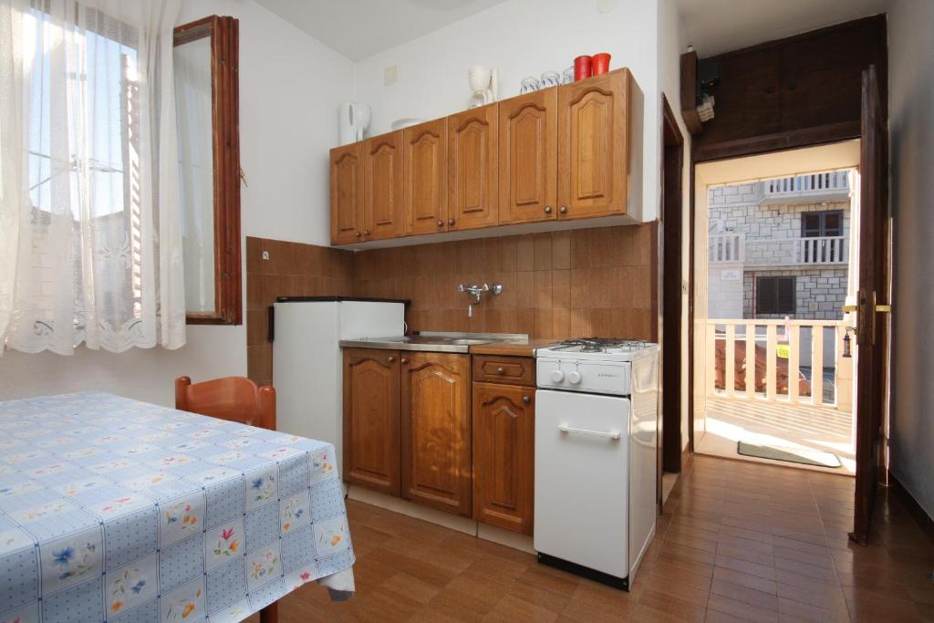 Kuchyňa alebo kuchynka v ubytovaní Apartment Postira 740b