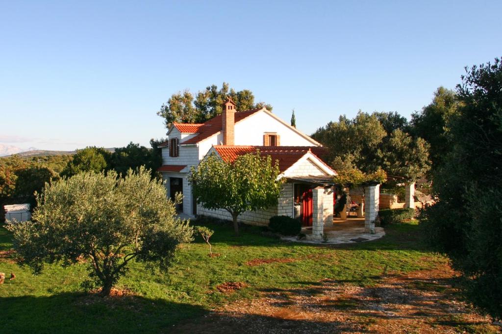une maison sur une colline avec des arbres dans l'établissement Family friendly house with a parking space Pucisca, Brac - 749, à Pučišća