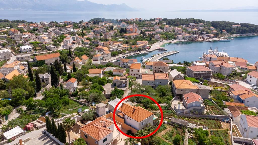 Una vista aérea de un pueblo con una casa roja. en Apartments by the sea Sumartin, Brac - 764, en Sumartin