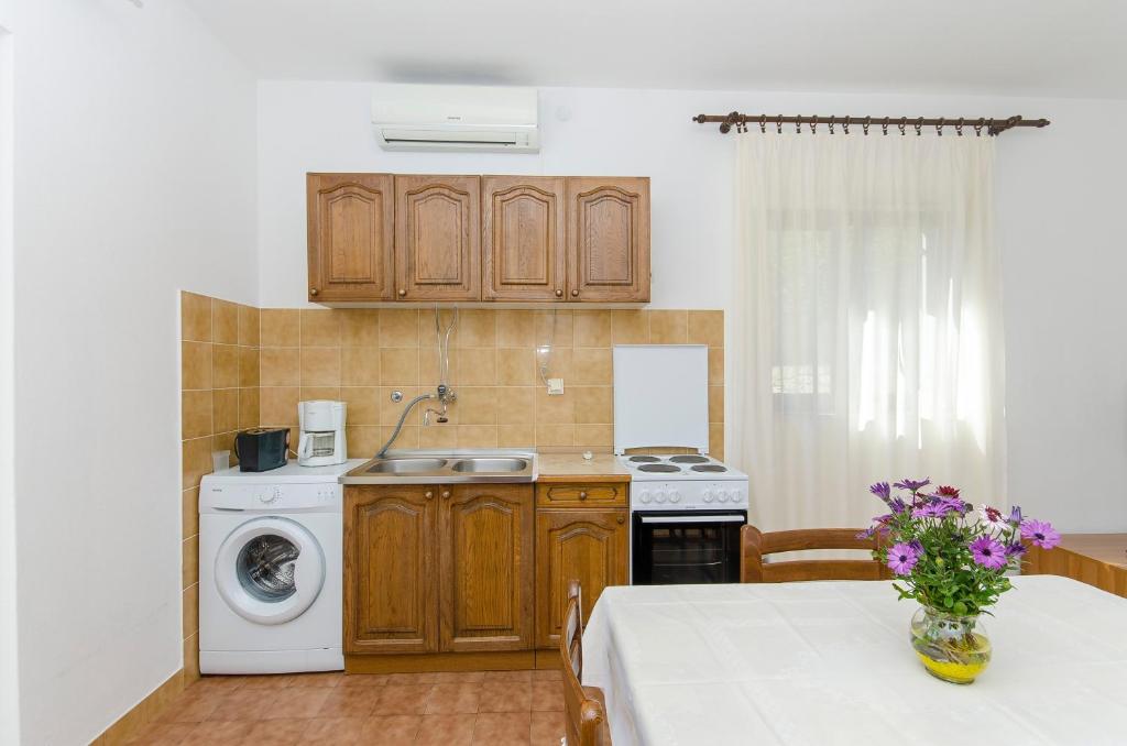 Kuchyňa alebo kuchynka v ubytovaní Apartments with parking spaces Postira, Brac - 765