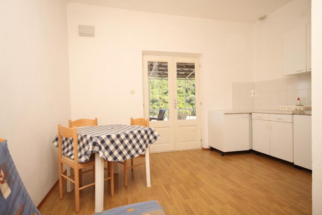 Kuchyňa alebo kuchynka v ubytovaní Apartment Lucica 990b