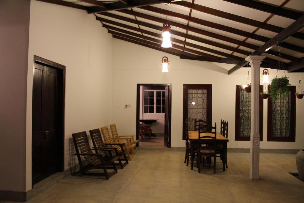 um quarto com cadeiras e mesas e um tecto em Singha Holidays em Mirissa