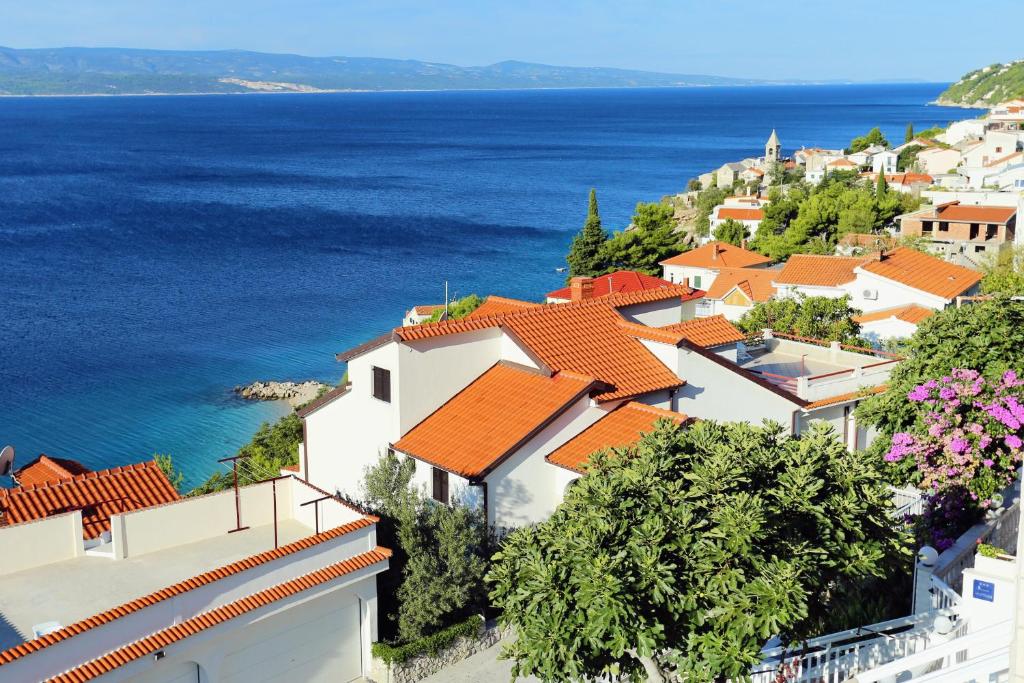 A bird's-eye view of Apartments by the sea Pisak, Omis - 1014
