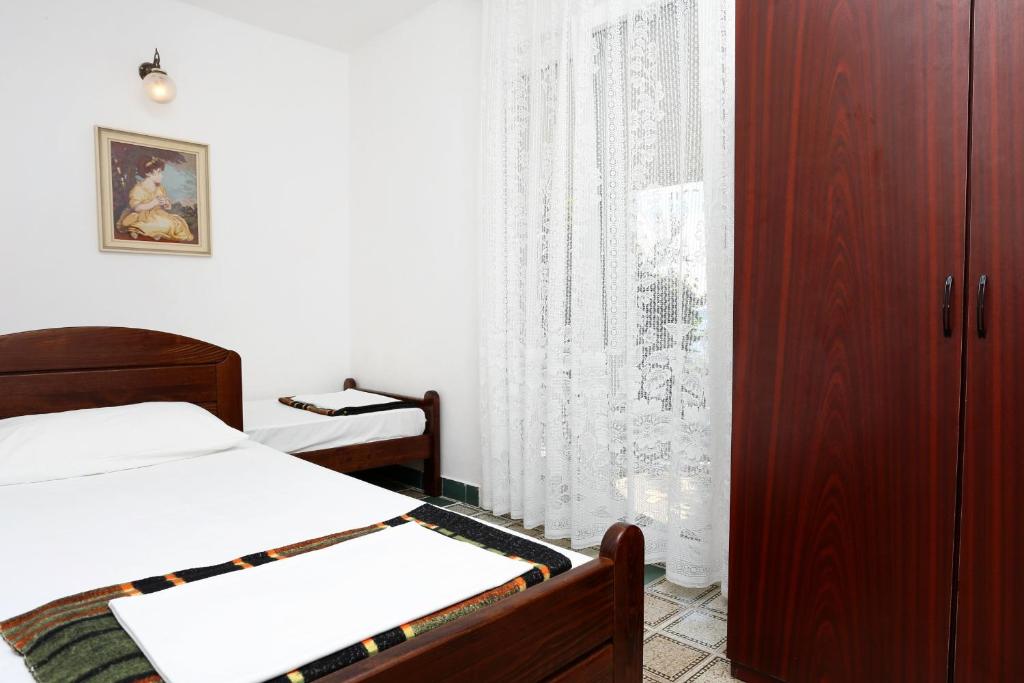 Posteľ alebo postele v izbe v ubytovaní Apartments by the sea Pisak, Omis - 1014
