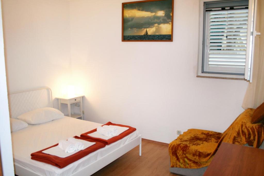 Posteľ alebo postele v izbe v ubytovaní Apartments by the sea Pisak, Omis - 1014