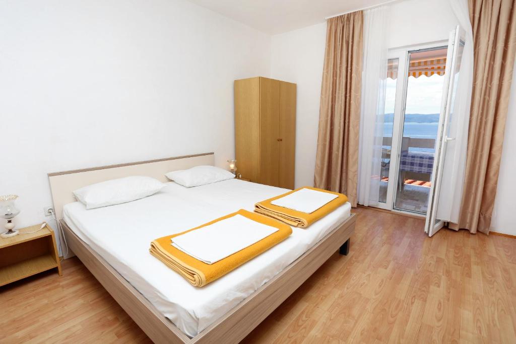 Posteľ alebo postele v izbe v ubytovaní Apartments by the sea Pisak, Omis - 1014