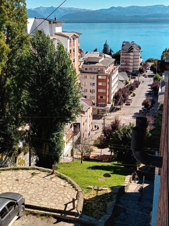 uma vista para a cidade e para o oceano a partir de uma varanda em LA CASITA DE ALEX em San Carlos de Bariloche
