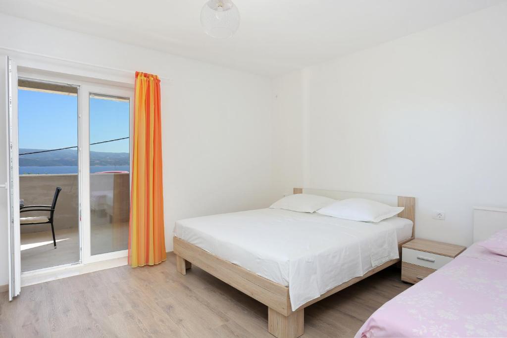 Posteľ alebo postele v izbe v ubytovaní Apartments with a parking space Stanici, Omis - 1027