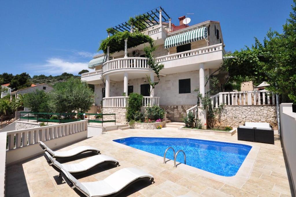 Fotografia z galérie ubytovania Seaside apartments with a swimming pool Puntinak, Brac - 769 v destinácii Selca