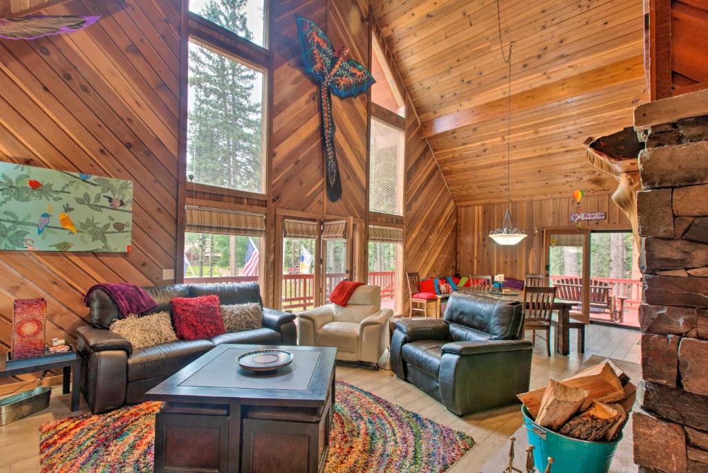 ein Wohnzimmer mit Ledermöbeln in einer Hütte in der Unterkunft Angels Envy about Cabin with Deck 4 Miles to Ski Lift! in Angel Fire