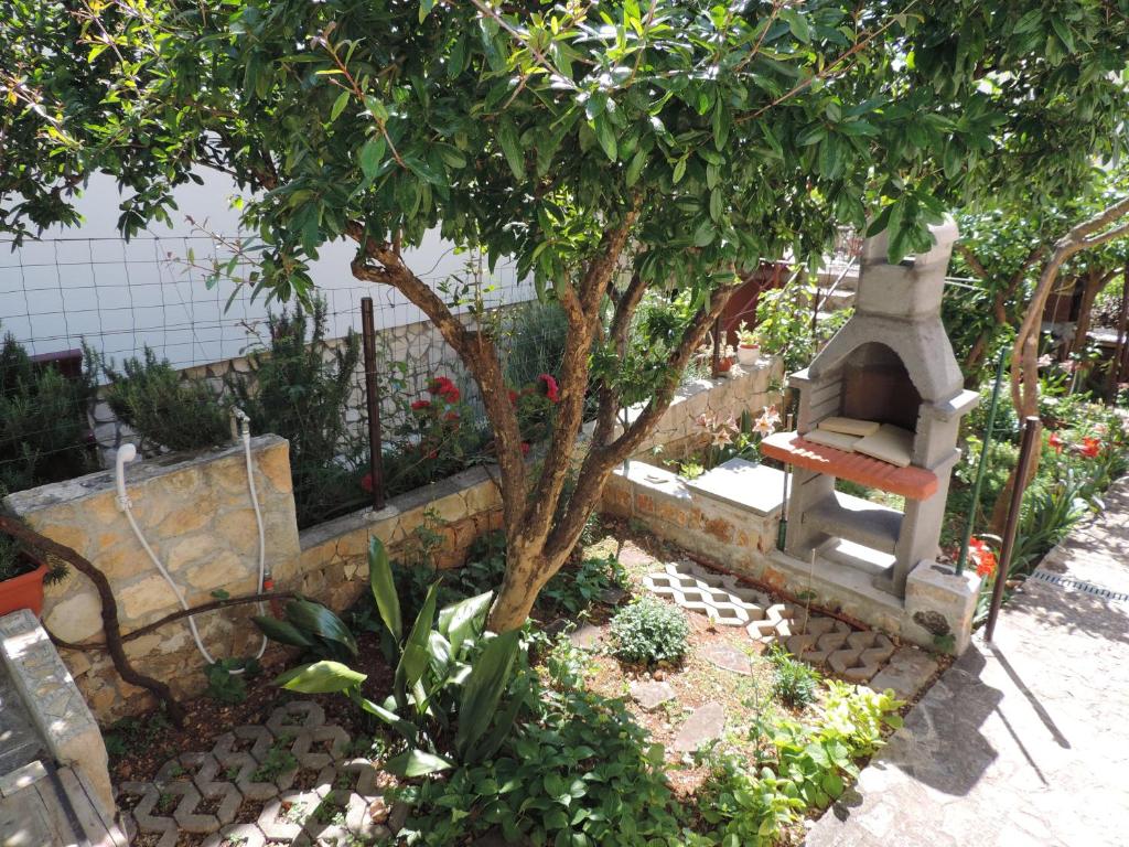 Zahrada ubytování Apartments by the sea Seget Vranjica, Trogir - 975