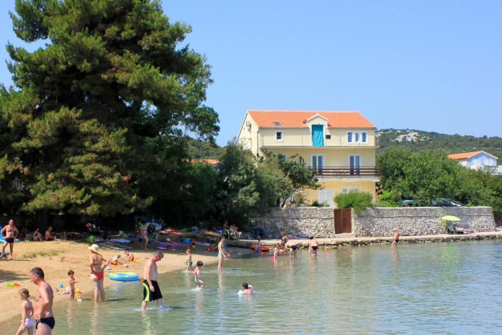Fotografie z fotogalerie ubytování Family friendly seaside apartments Kraj, Pasman - 699 v destinaci Tkon