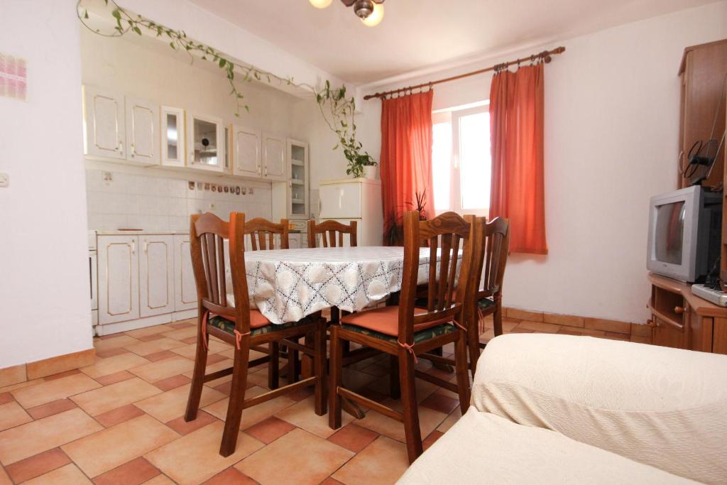 Fotografie z fotogalerie ubytování Family friendly seaside apartments Kraj, Pasman - 699 v destinaci Tkon