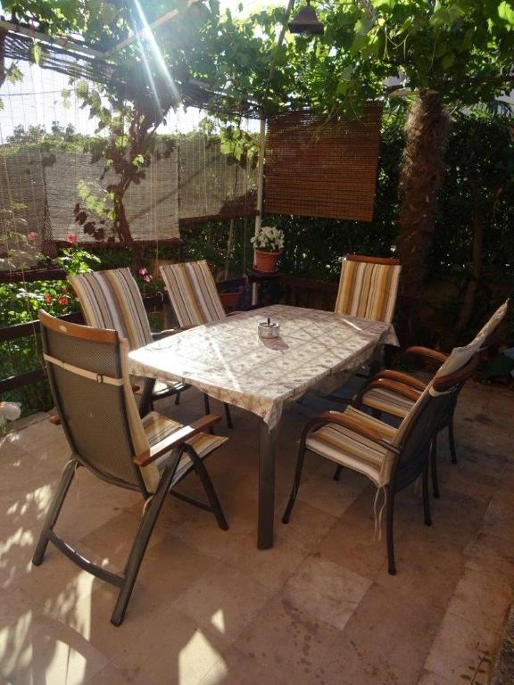 Patio lub wspólna przestrzeń na świeżym powietrzu w obiekcie Apartment Biograd na Moru 860b