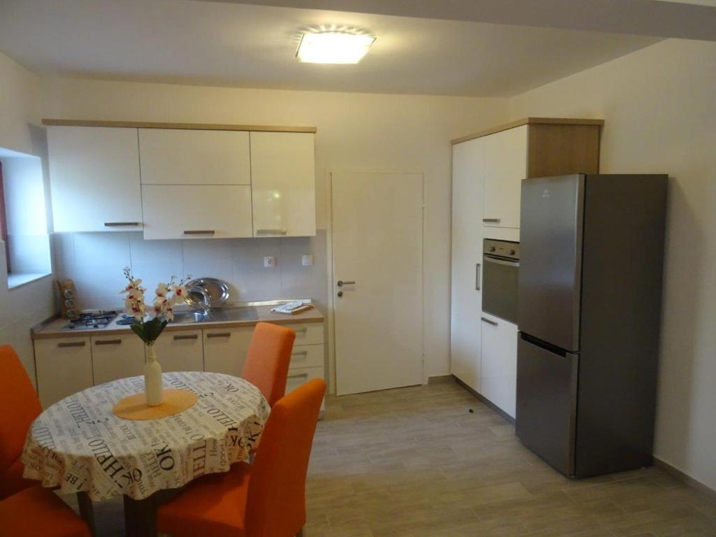 Kuchyňa alebo kuchynka v ubytovaní Apartments with parking spaces Biograd na Moru, Biograd - 860