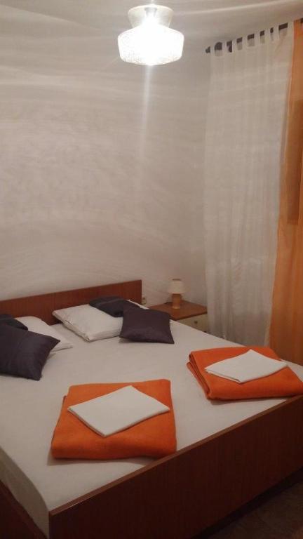 Posteľ alebo postele v izbe v ubytovaní Apartments with parking spaces Biograd na Moru, Biograd - 860