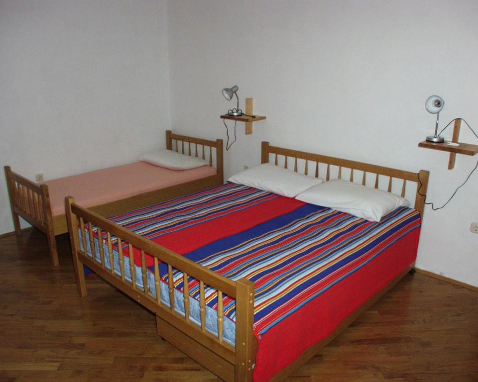 Postel nebo postele na pokoji v ubytování Apartments by the sea Drage, Biograd - 851