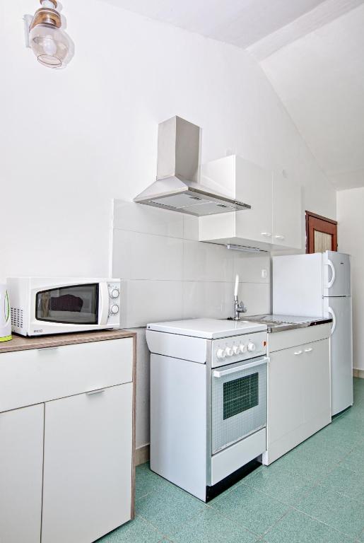 Kuchyňa alebo kuchynka v ubytovaní Apartment Biograd na Moru 863b