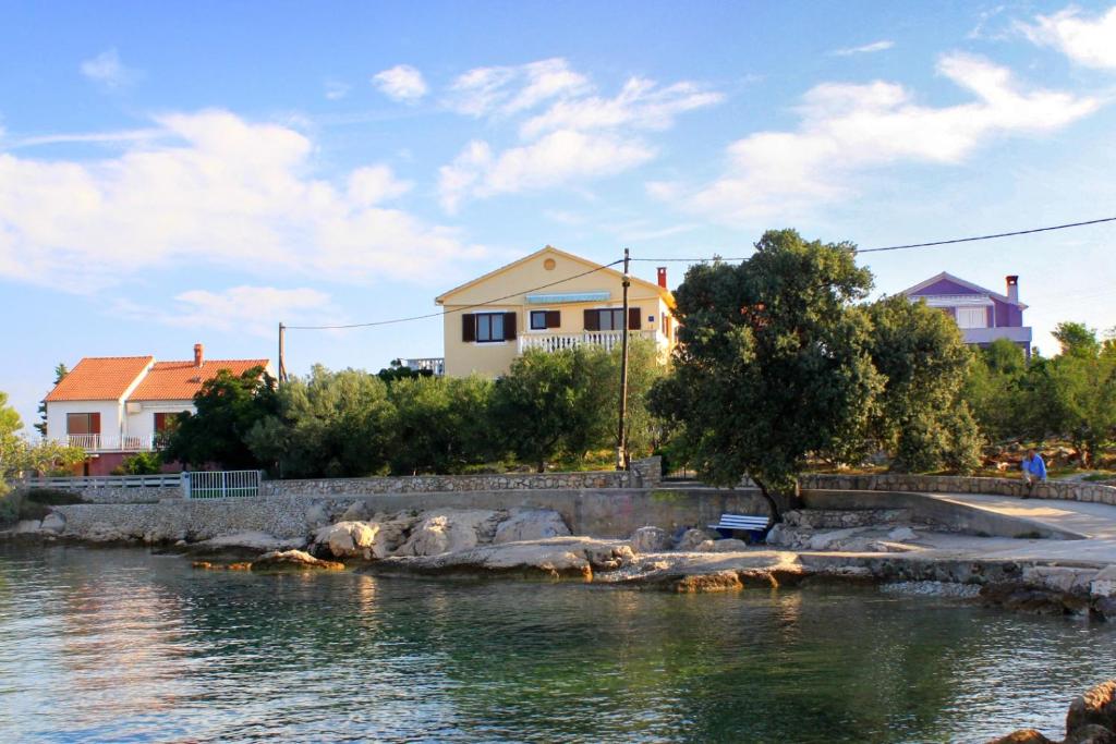 Blick auf einen Fluss mit Häusern und Gebäuden in der Unterkunft Apartments by the sea Ugljan - 846 in Ugljan