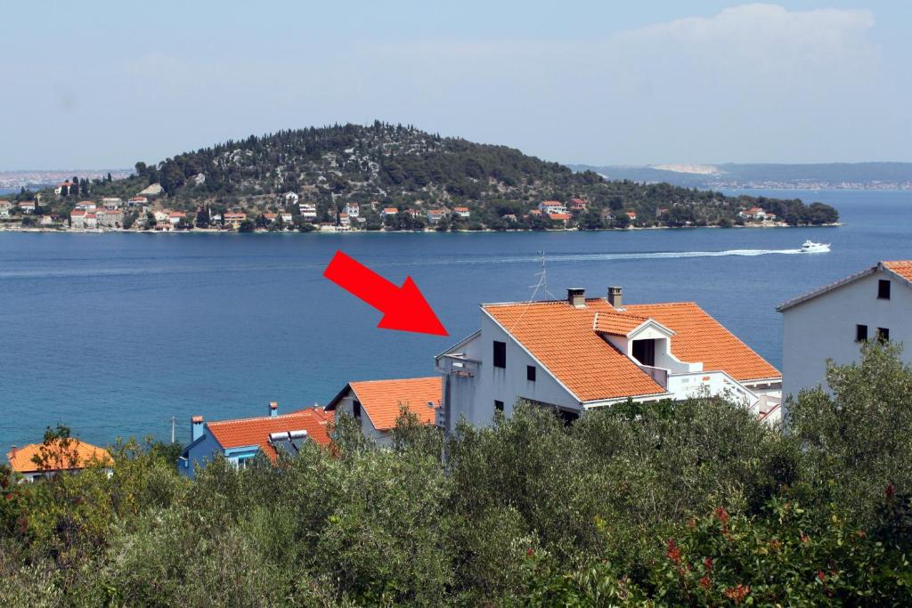 a house with a red arrow pointing into the water at Apartment Kali 834a in Kali