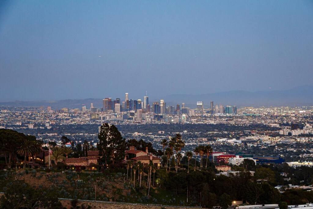 uitzicht op een stad met een skyline van de stad bij Beverly Hills City View Mansion in Los Angeles