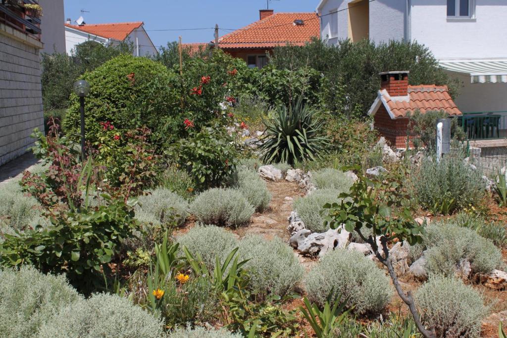 Vonkajšia záhrada v ubytovaní Apartments with a parking space Sali, Dugi otok - 872