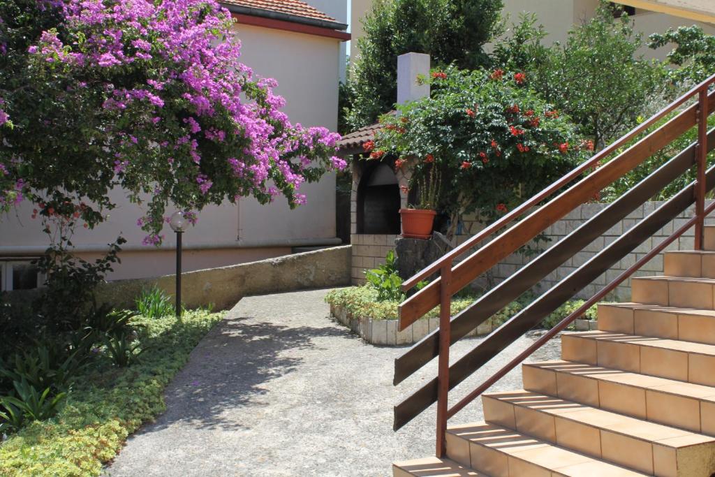 Vonkajšia záhrada v ubytovaní Apartments with a parking space Sali, Dugi otok - 872