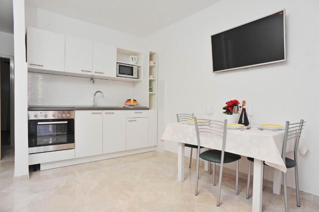 Kuchyň nebo kuchyňský kout v ubytování Apartments with a parking space Sutivan, Brac - 752