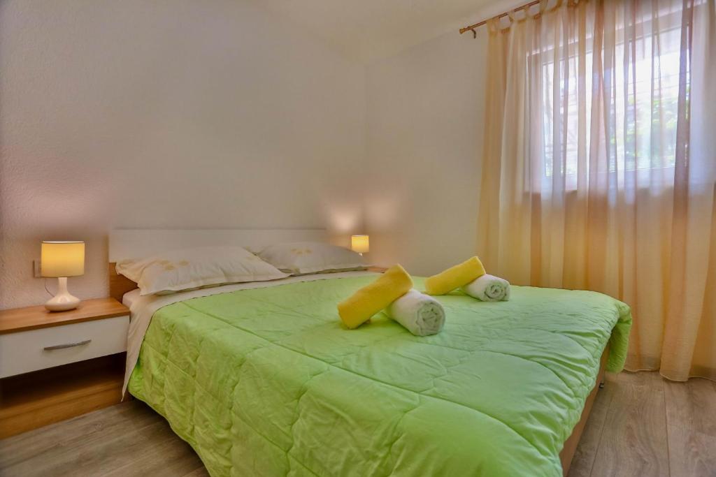 Postel nebo postele na pokoji v ubytování Apartments with a parking space Sutivan, Brac - 752