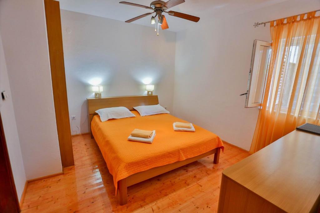 Postel nebo postele na pokoji v ubytování Apartments with a parking space Sutivan, Brac - 752