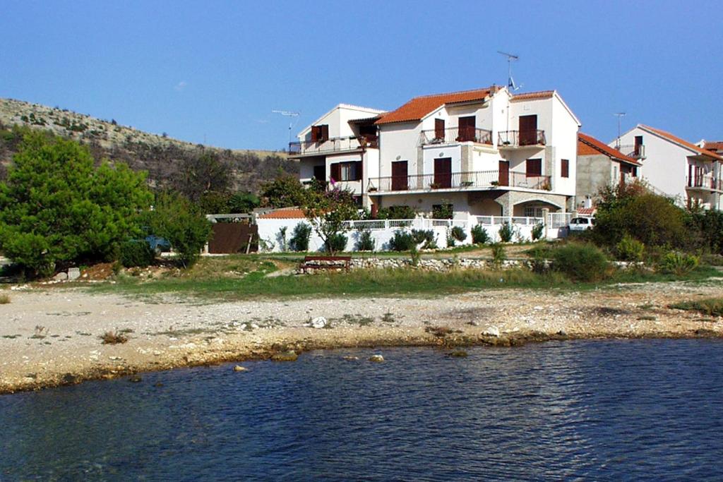 dom na brzegu wody w obiekcie Apartments by the sea Zaboric, Sibenik - 958 w mieście Žaborić