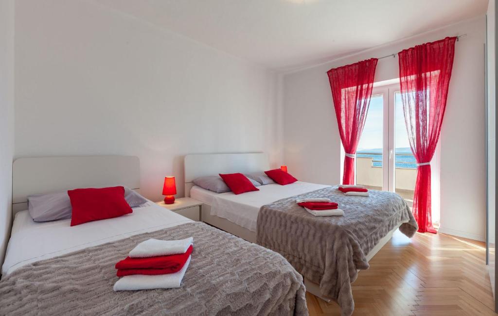 Posteľ alebo postele v izbe v ubytovaní Apartments by the sea Pisak, Omis - 1001