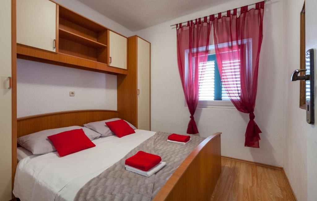 Posteľ alebo postele v izbe v ubytovaní Apartments by the sea Pisak, Omis - 1001